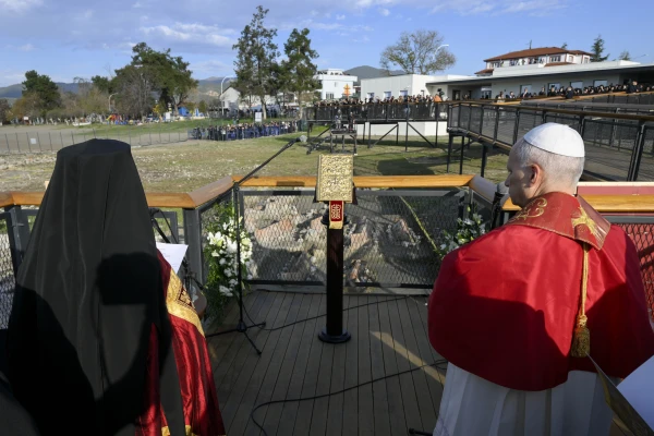 El Papa y Bartolomé rezan juntos en Iznik (Turquía). Crédito: Vatican Media