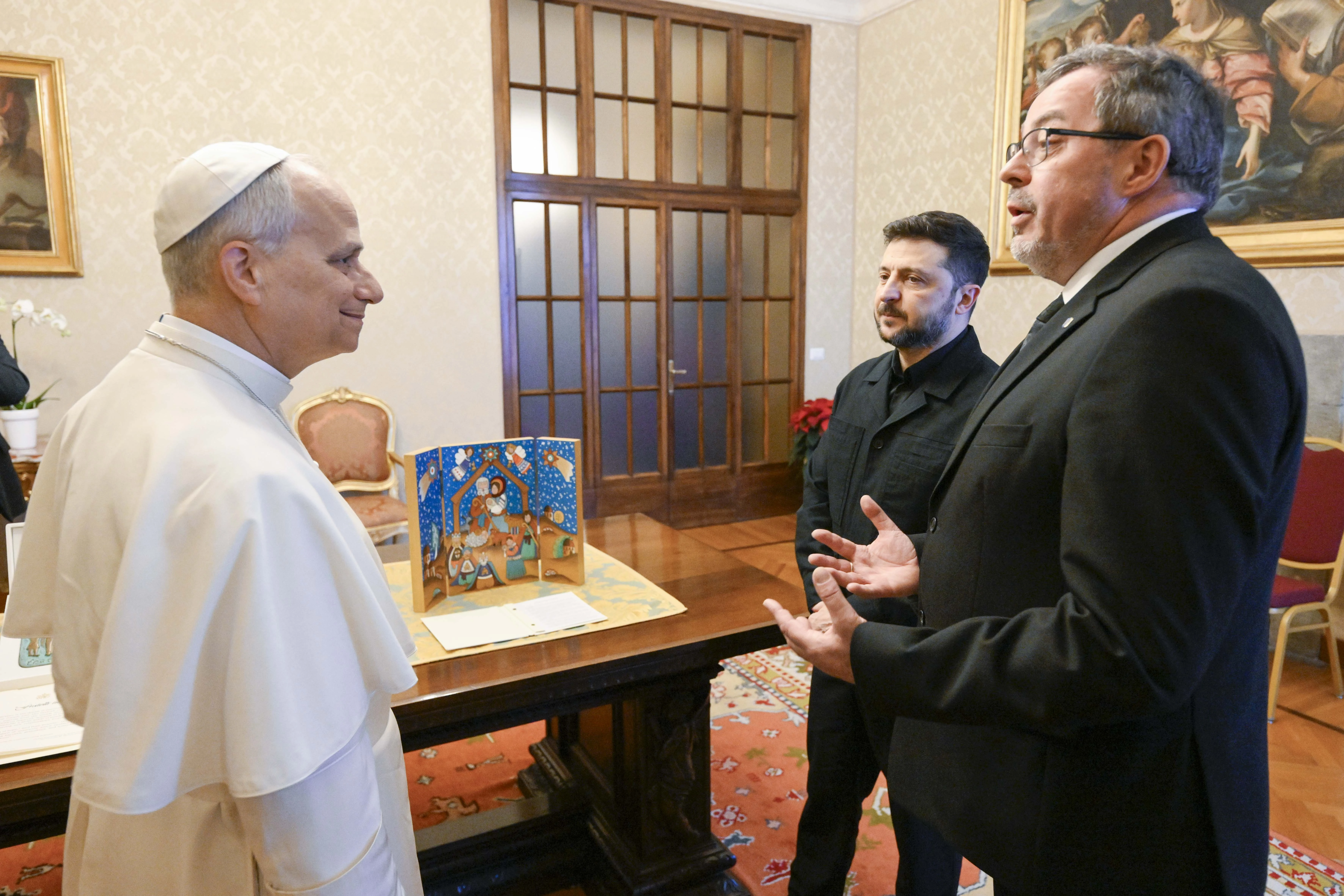 El Papa, Zelenski y el embajador de Ucrania ante la Santa Sede, Andrii Yurash. Crédito: Vatican Media