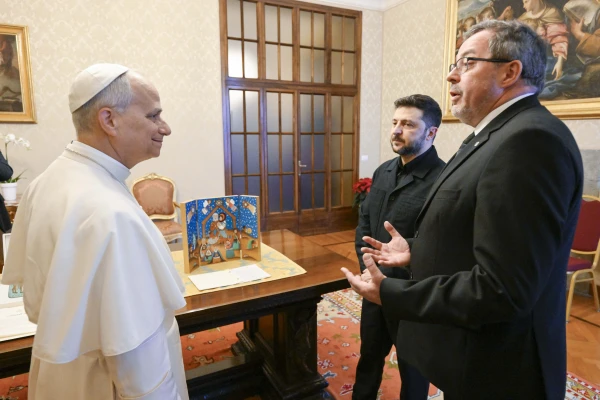 El Papa, Zelenski y el embajador de Ucrania ante la Santa Sede, Andrii Yurash. Crédito: Vatican Media