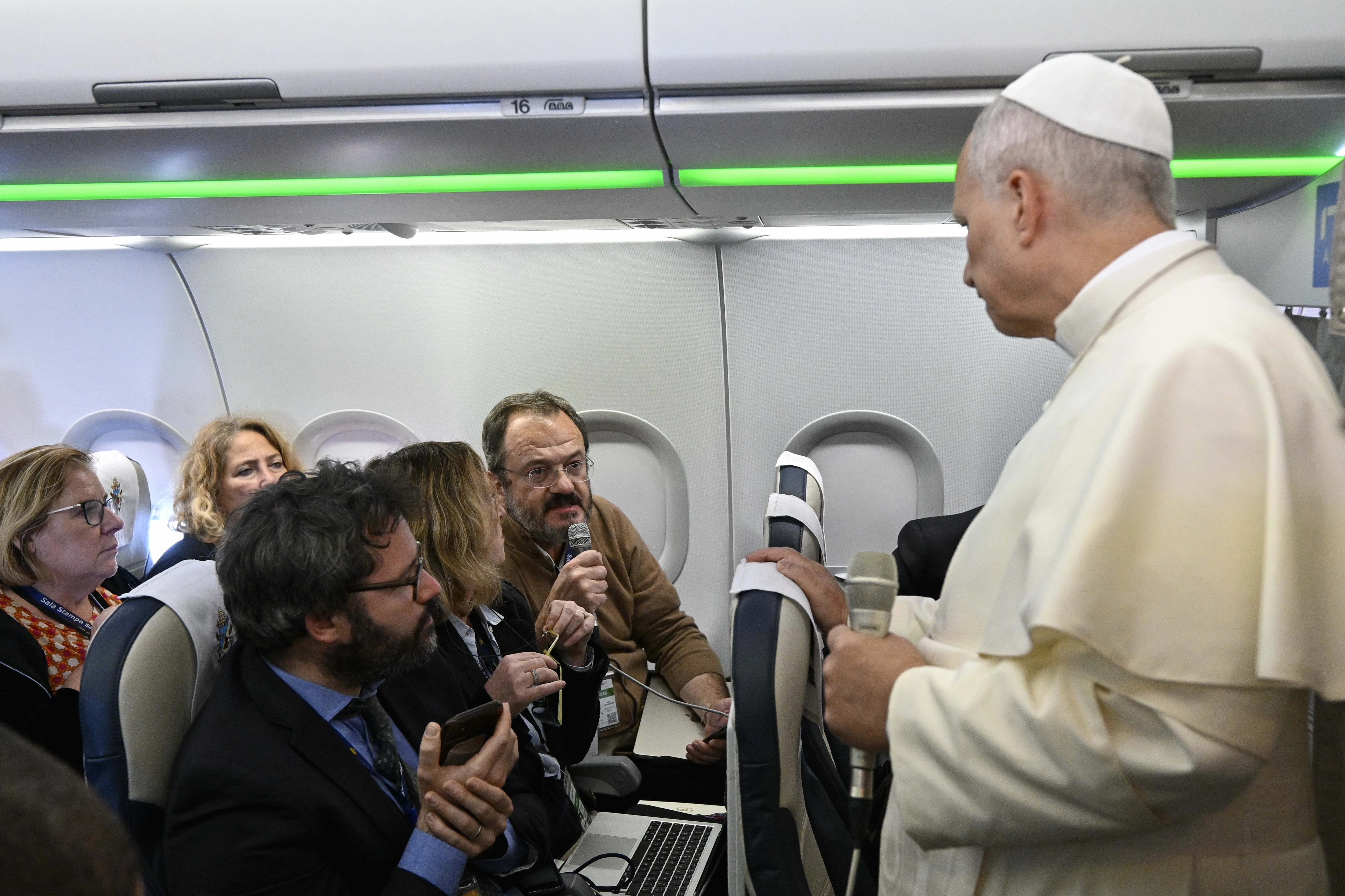 Rueda de prensa en el avión. Crédito: Vatican Media