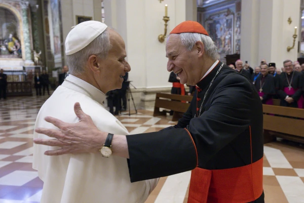 El Papa y el Cardenal Zuppi, presidente de los obispos italianos. Crédito:Vatican Media