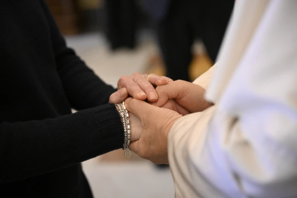 El Papa León XIV abraza el dolor de las familias. Crédito: Vatican Media