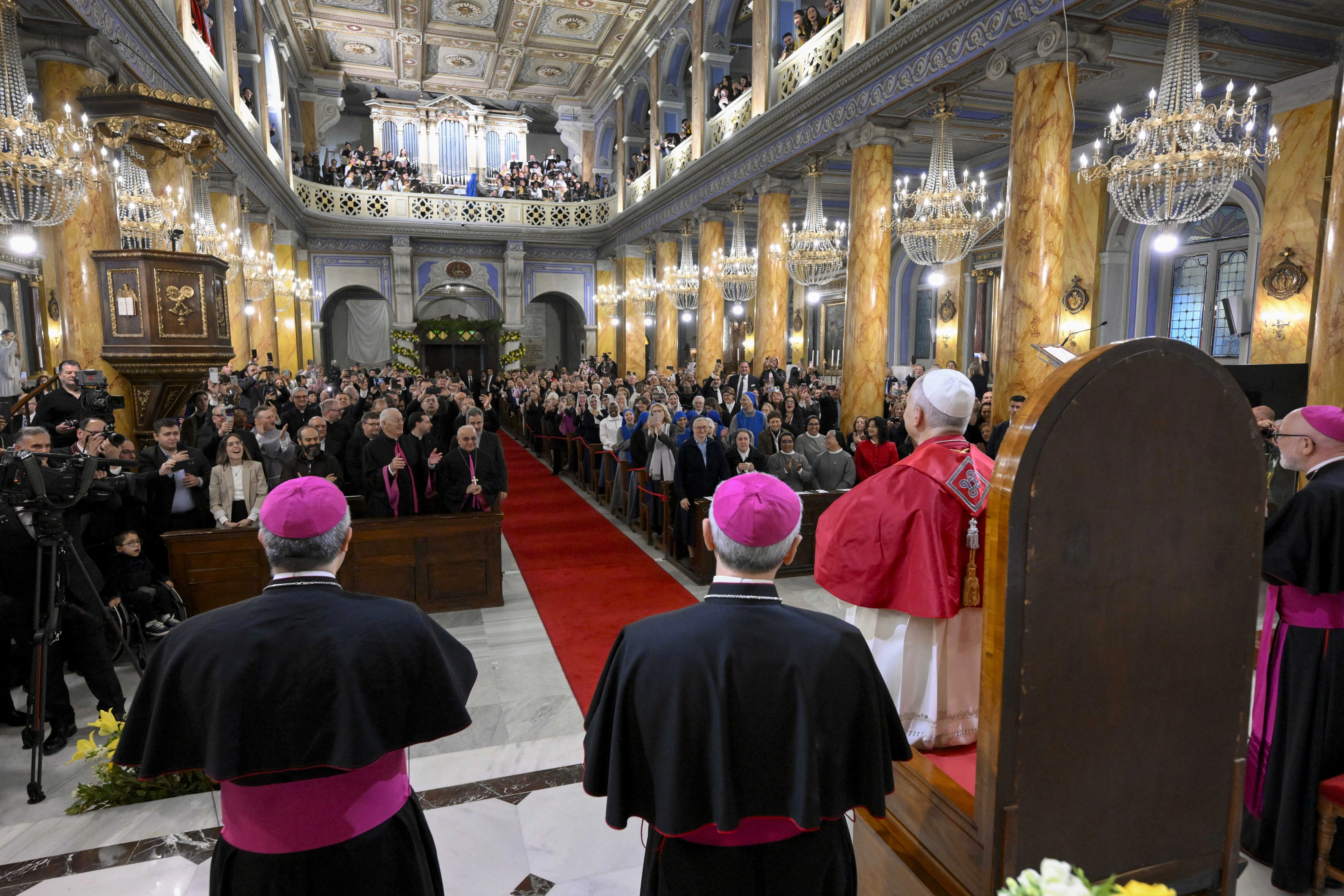 El Papa, en la catedral de Estambul. Crédito: Vatican Media