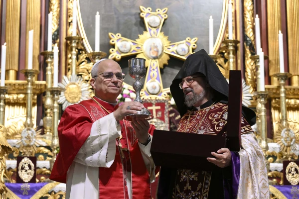 Su Santidad Karekin II entrega un cáliz a León XIV. Crédito: Vatican Media