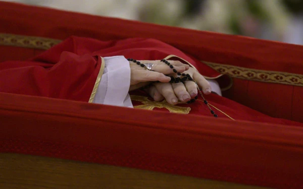 Se ven las manos del Papa Francisco mientras su cuerpo yace en capilla ardiente en la capilla de la Domus Sanctae Marthae, en el Vaticano, el lunes 21 de abril de 2025. Crédito: Vatican Media.