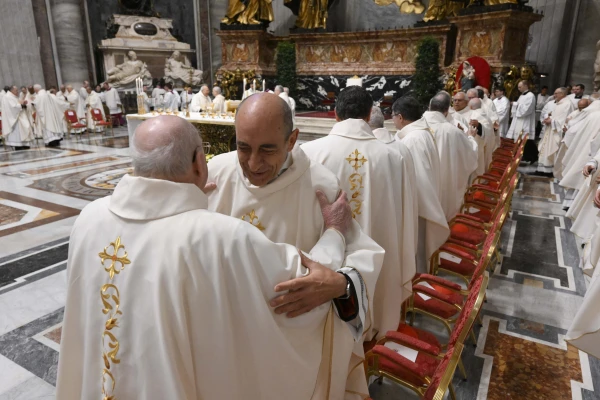 El Cardenal Tucho saluda a otro cardenal en la Misa. Crédito: Vatican Media