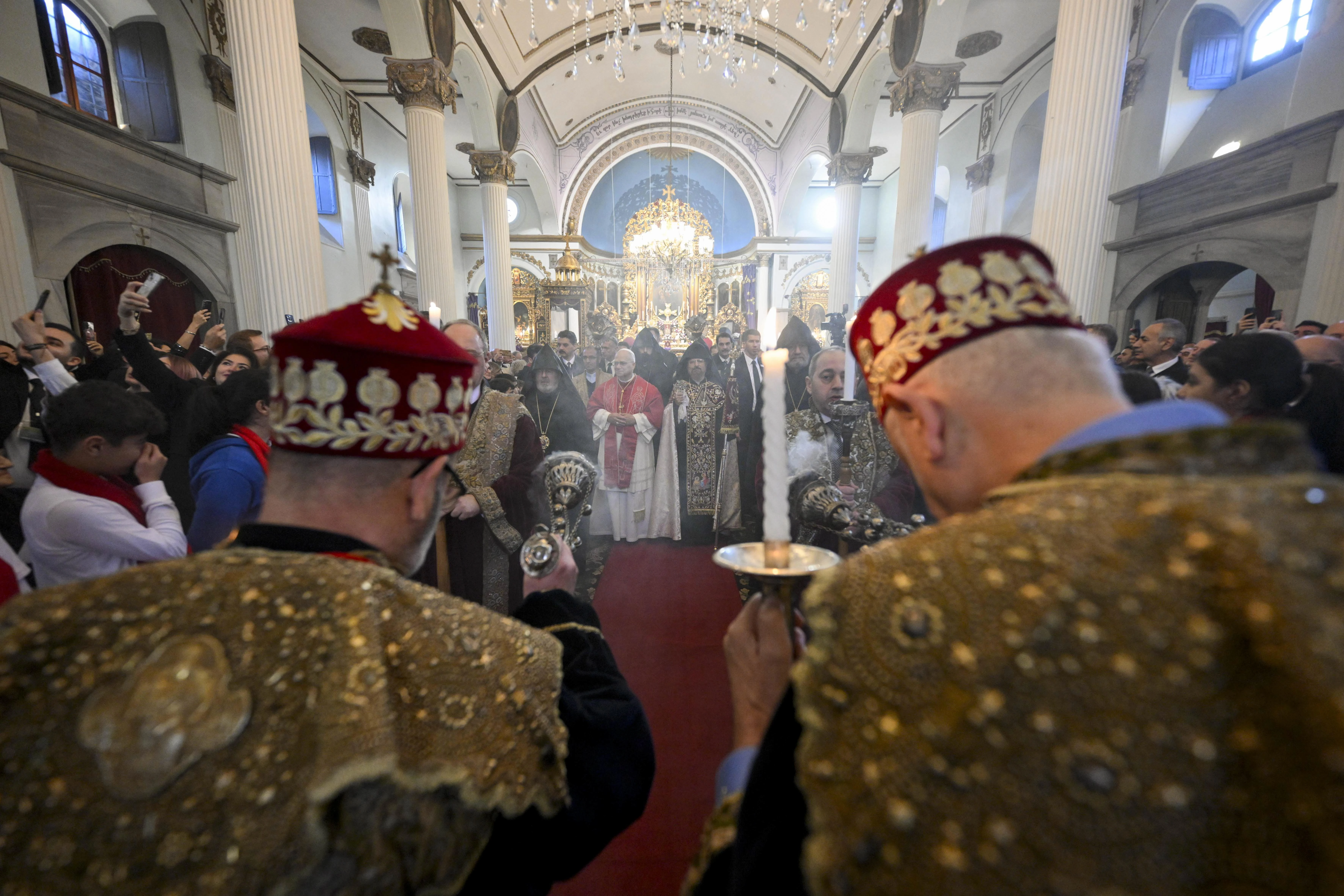 Momento de oración en la Catedral Apóstolica Armenia. Crédito: Vatican Media