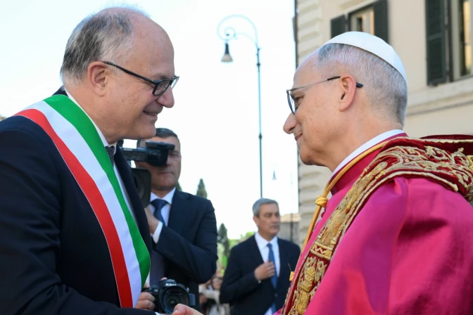 Saludo entre el Papa León XIV y el alcalde de Roma