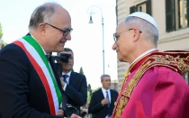 Saludo entre el Papa León XIV y el alcalde de Roma