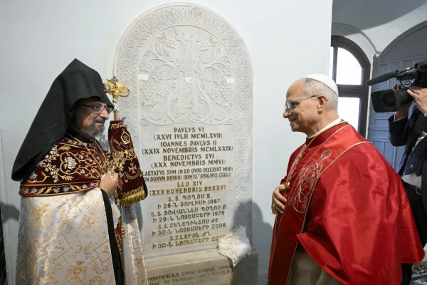 El Papa bendice una placa con los nombres de los Papas que han visitado la Catedral Apostólica Armenia. Crédito: Vatican Media