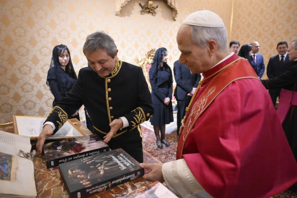 El embajador regaló al Papa dos libros. Crédito: Vatican Media