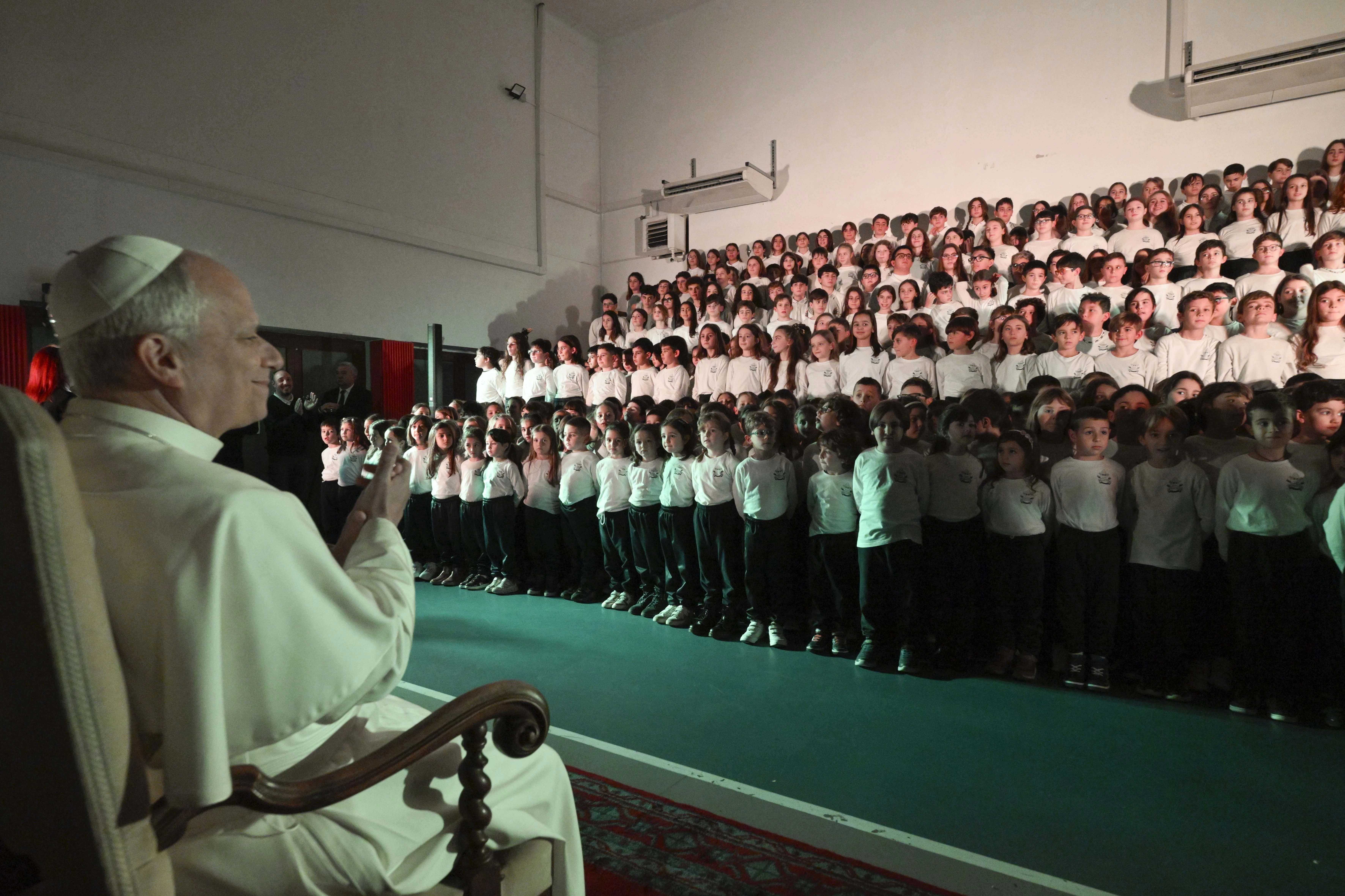 León XIV aplaude a los niños. Crédito: Vatican Media