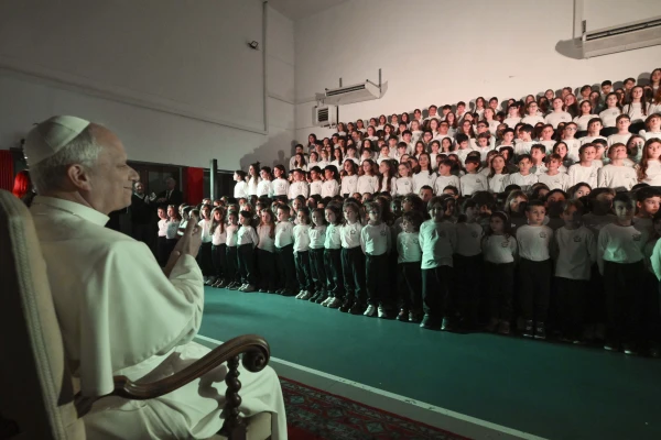 León XIV aplaude a los niños. Crédito: Vatican Media