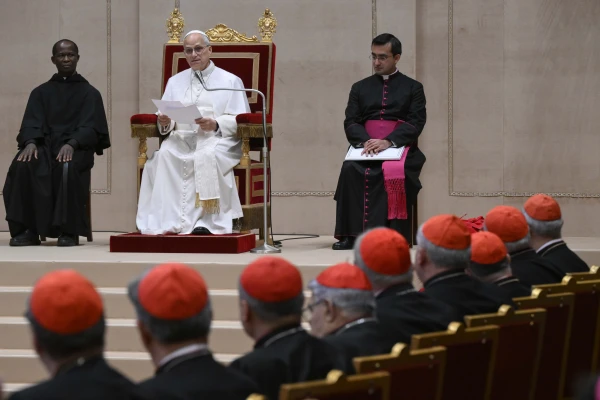 El Papa lee su discurso en el Palacio Apostólico este lunes. Crédito: Vatican Media