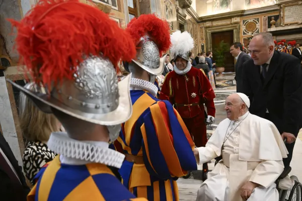 El Papa Francisco saluda a los nuevos reclutas. Crédito: Vatican Media