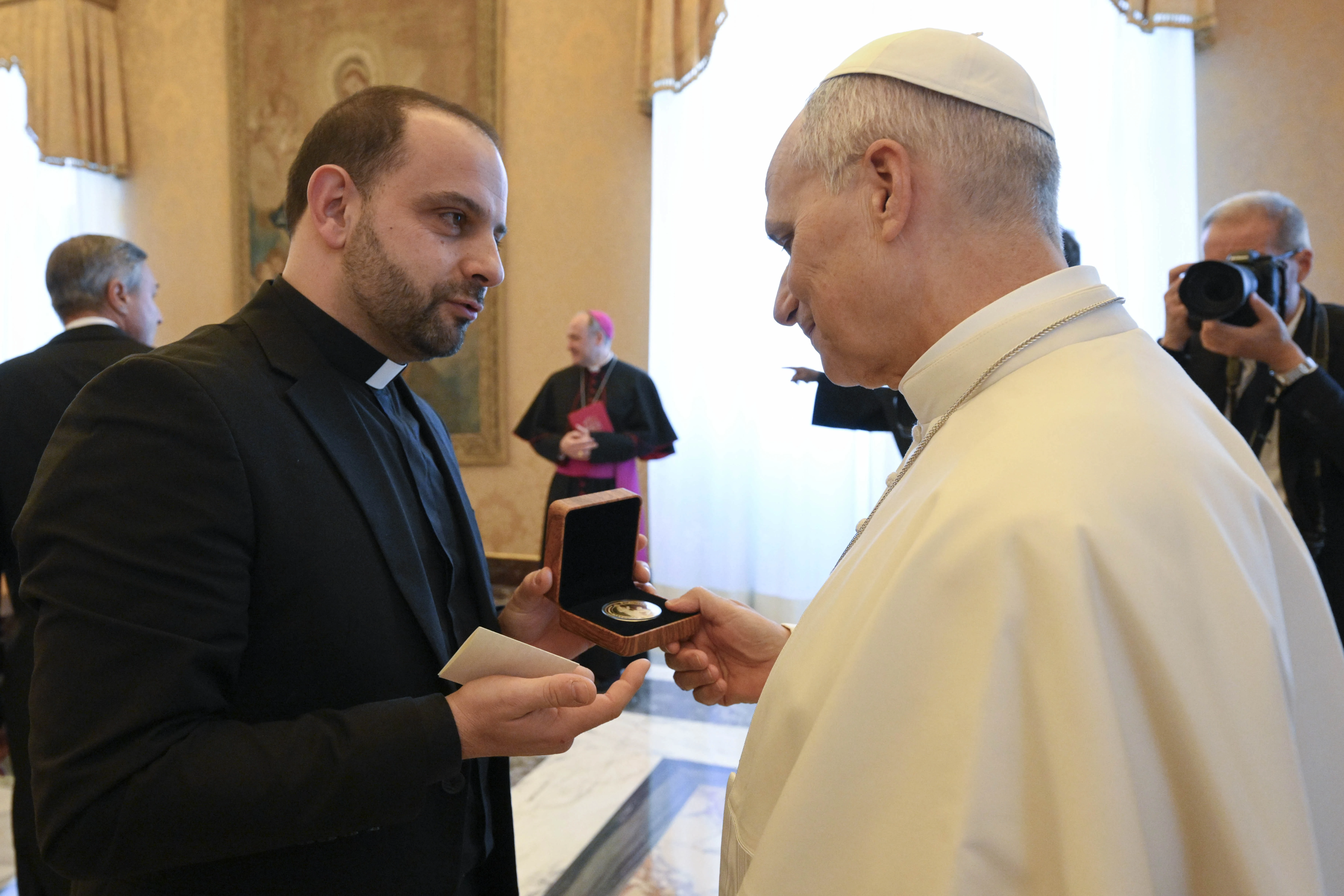 Dun David Calahorra jippreżenta l-munita lill-Papa. Kreditu: Vatican Media