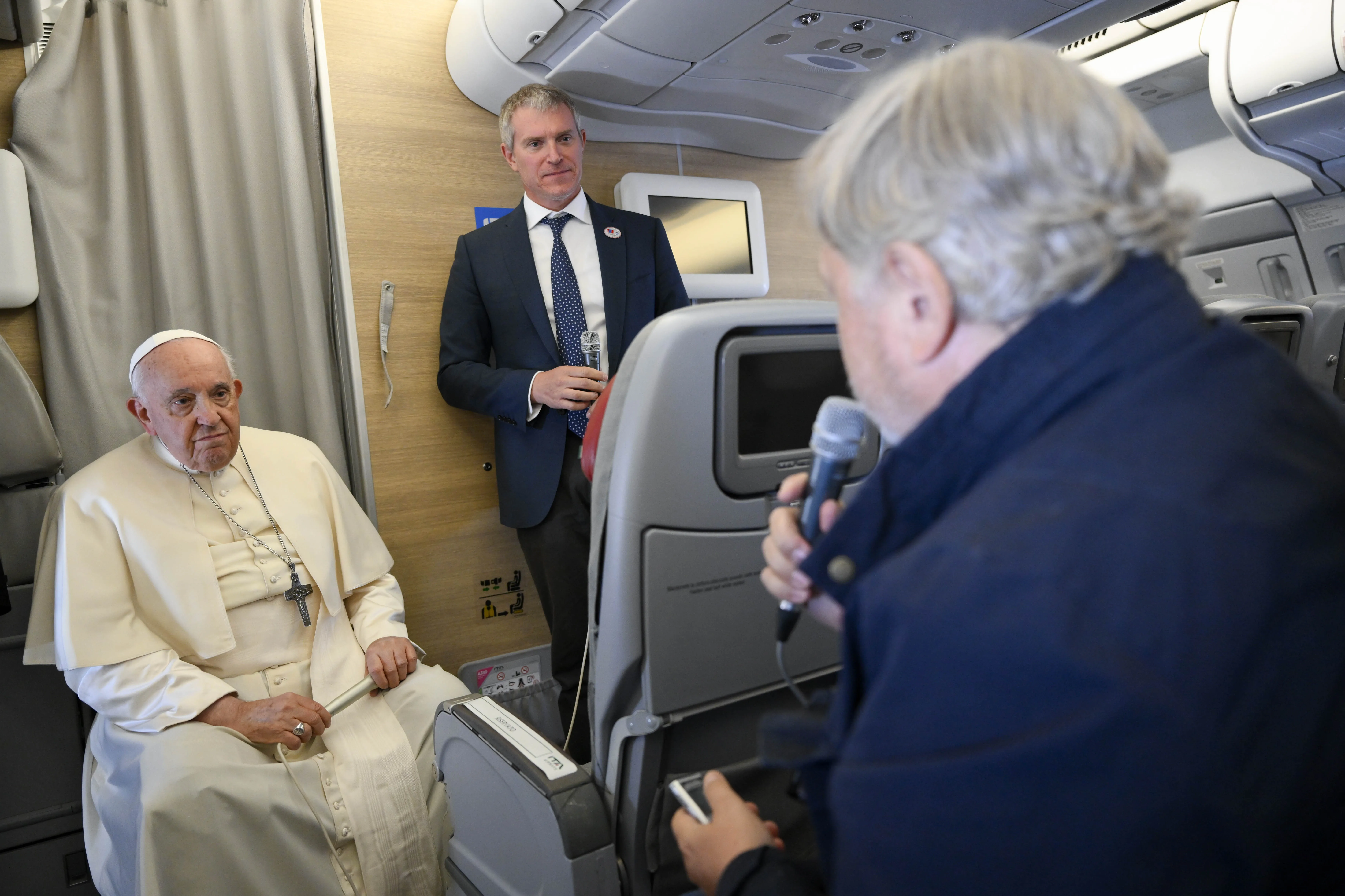 Papa Francisco en el avión de regreso de Mongolia