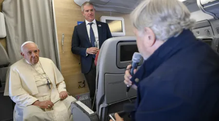 Papa Francisco en el avión de regreso de Mongolia