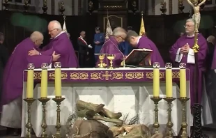 Imagen referencial de unos sacerdotes durante el rito de la paz. Crédito: Universidad Eclesiástica San Dámaso.