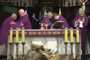 Imagen referencial de unos sacerdotes durante el rito de la paz.