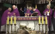 Imagen referencial de unos sacerdotes durante el rito de la paz.