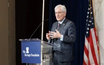 El profesor Robert P. George habla en un evento de la Heritage Foundation conmemorando el 100º aniversario de Pierce v. Society of Sisters el 30 de mayo de 2025.