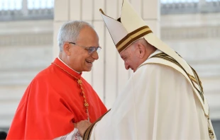 El alegre saludo del Papa Francisco con el entonces neocardenal Robert Prevost —hoy Papa León XIV—, el 30 de septiembre de 2023. Crédito: Vatican Media.