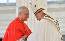 El alegre saludo del Papa Francisco con el entonces neocardenal Robert Prevost —hoy Papa León XIV—, el 30 de septiembre de 2023.