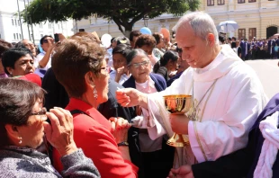 Mons. Robert Prevost (hoy Papa León XIV) durante la solemnidad del Corpus Christi 2019, en Chiclayo, Perú. Crédito: Cortesía de la Diócesis de Chiclayo