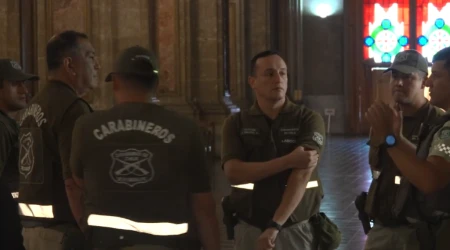 Carabineros trabajan en la Catedral de Santiago