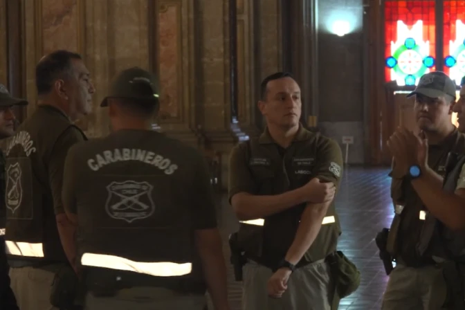 Carabineros trabajan en la Catedral de Santiago