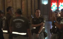 Carabineros trabajan en la Catedral de Santiago