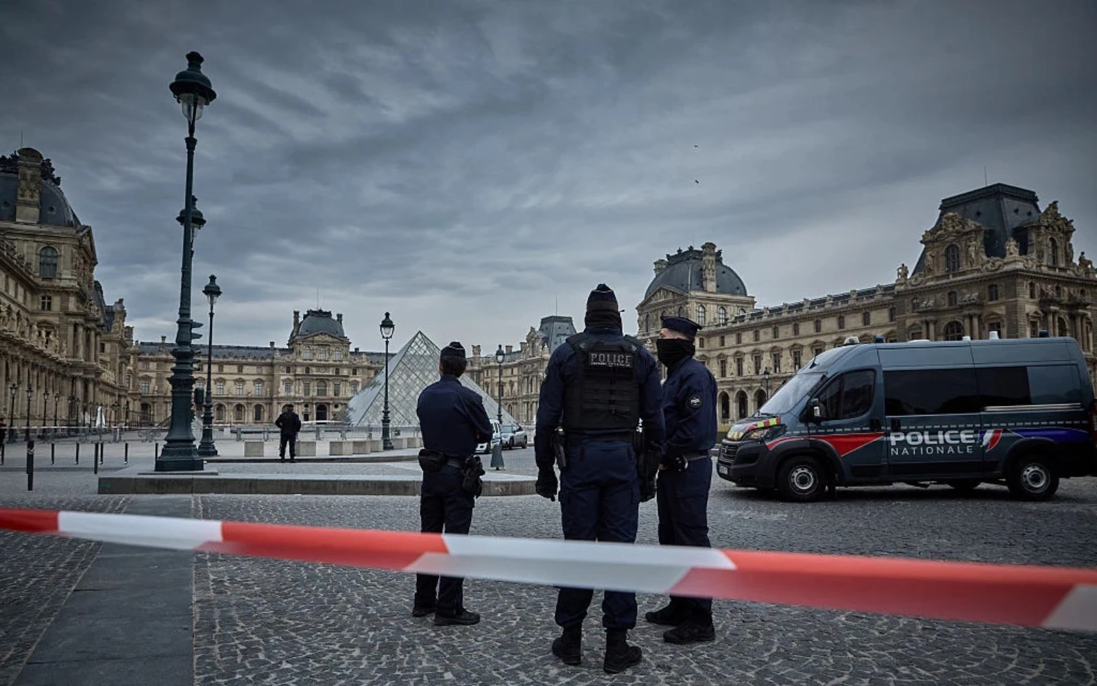 Agentes de la Policía francesa acordonan la entrada del Museo del Louvre tras un robo de joyas el 19 de octubre de 2025, en París.?w=200&h=150
