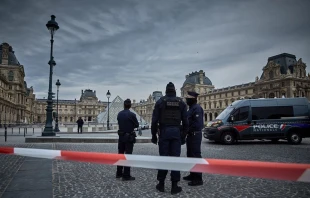 Agentes de la Policía francesa acordonan la entrada del Museo del Louvre tras un robo de joyas el 19 de octubre de 2025, en París. Crédito: Kiran Ridley/Getty Images.