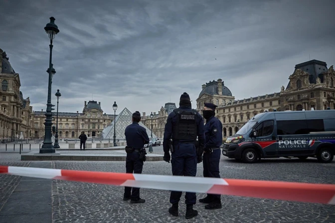 Agentes de la Policía francesa acordonan la entrada del Museo del Louvre