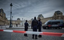 Agentes de la Policía francesa acordonan la entrada del Museo del Louvre tras un robo de joyas el 19 de octubre de 2025, en París.
