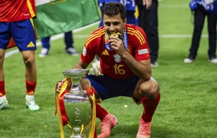 Rodri Hernández Cascante, Balón de Oro 2024, el día en que ganó la Eurocopa 2024 con la selección de España tras vencer a Inglaterra por 2 a 1 en la final. Crédito: Mikolaj Barbanell / Shutterstock