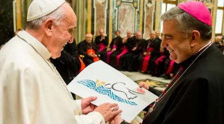 El Papa Francisco junto al Arzobispo Mons. José Rodríguez Carballo.