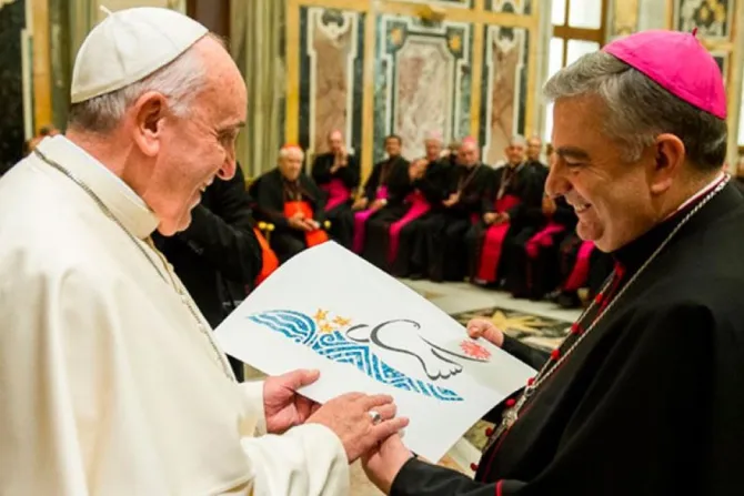 El Papa Francisco junto al Arzobispo Mons. José Rodríguez Carballo.