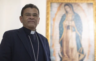 Mons. Rolando Álvarez y una imagen de la Virgen de Guadalupe en Roma. Crédito: Daniel Ibáñez / EWTN News.
