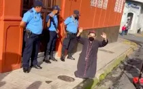 Mons. Rolando Álvarez ante los policías que rodeaban su casa en Matagalpa, en agosto de 2022.