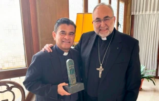 Mons. Rolando Álvarez, Obispo de Matagalpa y Administrador Apostólico de Estelí (Nicaragua), exiliado en Roma; y Mons. Jesús Sanz Montes, Arzobispo de Oviedo (España), con el premio que recibió este último a nombre del primero. Crédito: Archidiócesis de Oviedo.