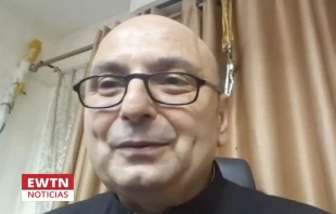 P. Gabriel Romanelli, párroco de la única iglesia católica de Gaza, en la entrevista con EWTN Noticias este jueves 22 de julio de 2025. Crédito: EWTN Noticias.