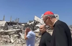 P. Gabriel Romanelli y el Cardenal Pierbattista Pizzaballa caminan entre los escombros de la zona de Gaza donde está la iglesia de la Sagrada Familia, aún en pie tras el bombardeo. Crédito: Youtube P. Gabriel Romanelli.
