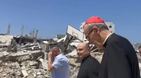 P. Gabriel Romanelli y el Cardenal Pierbattista Pizzaballa caminan entre los escombros de la zona de Gaza donde está la iglesia de la Sagrada Familia, aún en pie tras el bombardeo. 21072025