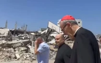 P. Gabriel Romanelli y el Cardenal Pierbattista Pizzaballa caminan entre los escombros de la zona de Gaza donde está la iglesia de la Sagrada Familia, aún en pie tras el bombardeo.