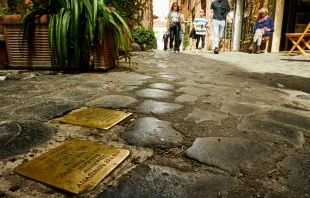 Placas doradas en las calles de Roma, Italia, dedicadas a la memoria de los ciudadanos judíos deportados a campos de concentración nazi. Crédito: ennar0 - Shutterstock