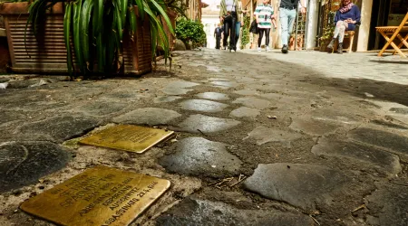 Placas doradas con nombres de judíos en Roma