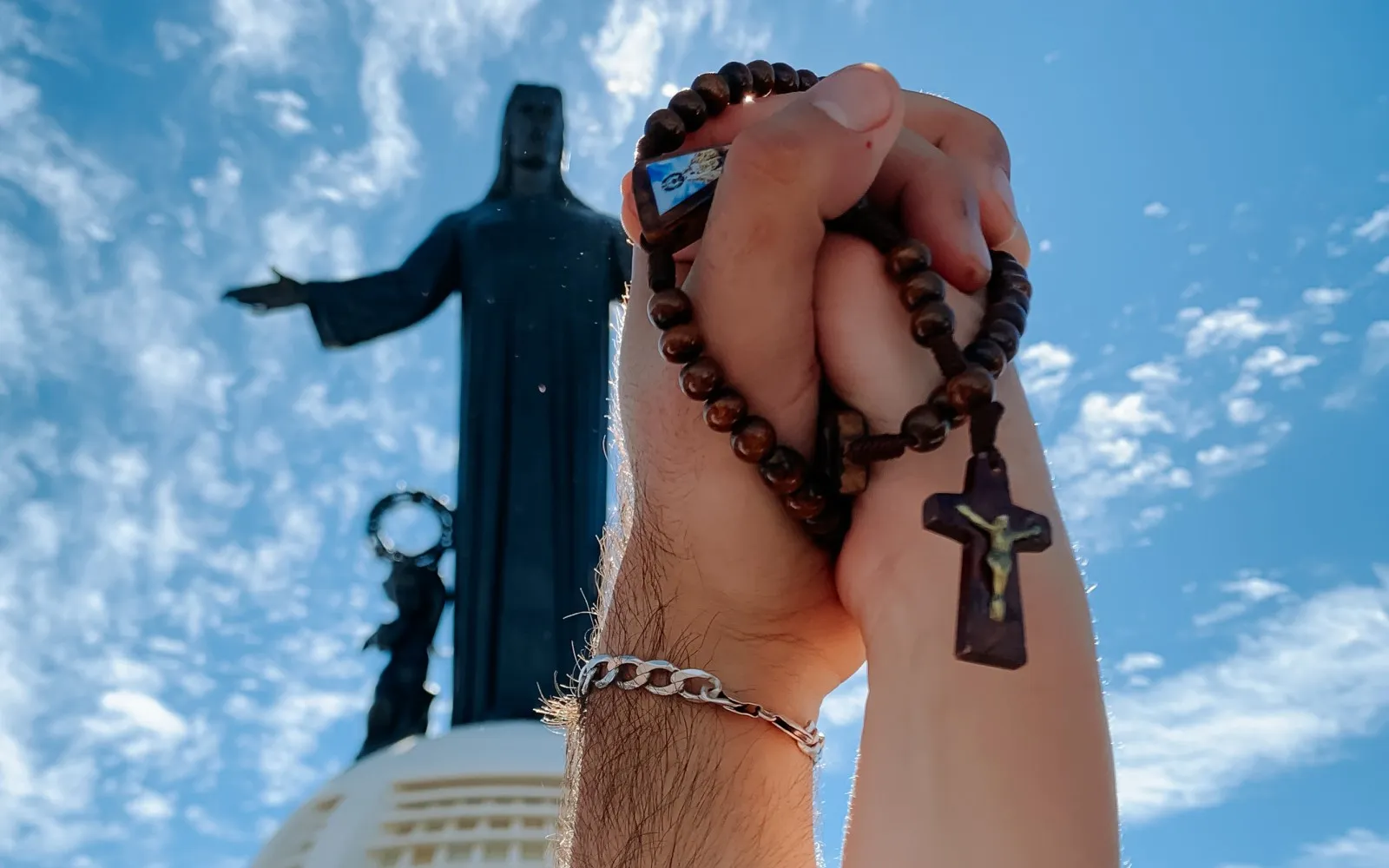 Una pareja sostiene un rosario ante la imagen de Cristo Rey en el Cerro del Cubilete (México).?w=200&h=150