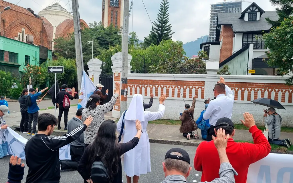 Fieles rezan el Rosario frente al centro de abortos Oriéntame, en el barrio Teusaquillo en Bogotá (Colombia).?w=200&h=150